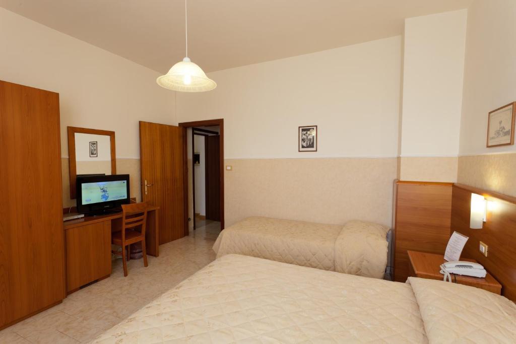 Parking Hotel Giardino Livorno Camera foto