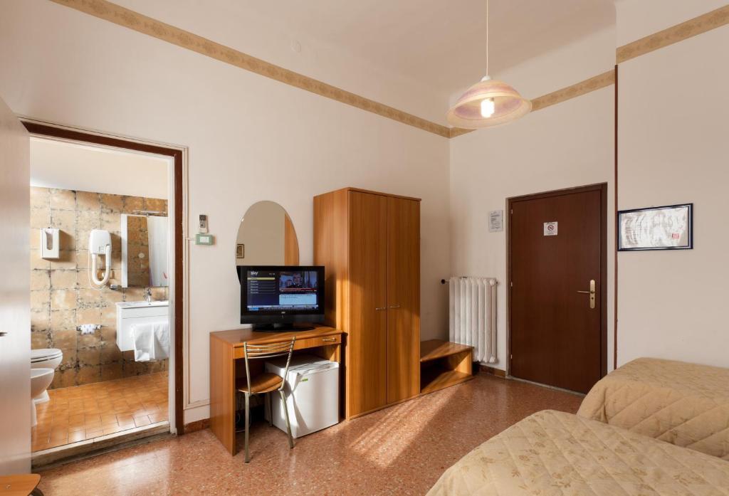 Parking Hotel Giardino Livorno Camera foto