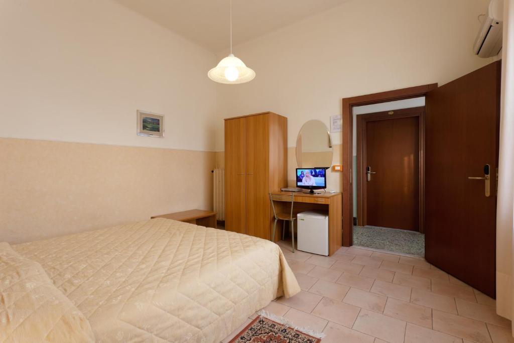 Parking Hotel Giardino Livorno Camera foto