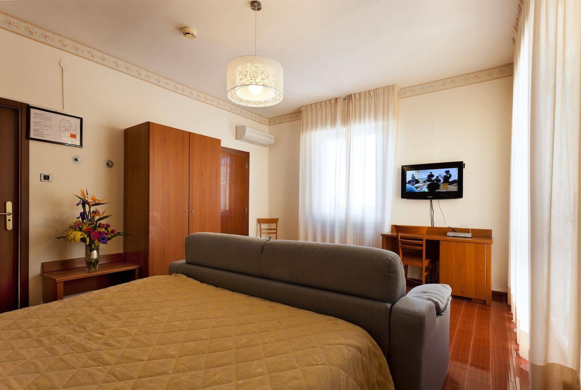 Parking Hotel Giardino Livorno Esterno foto
