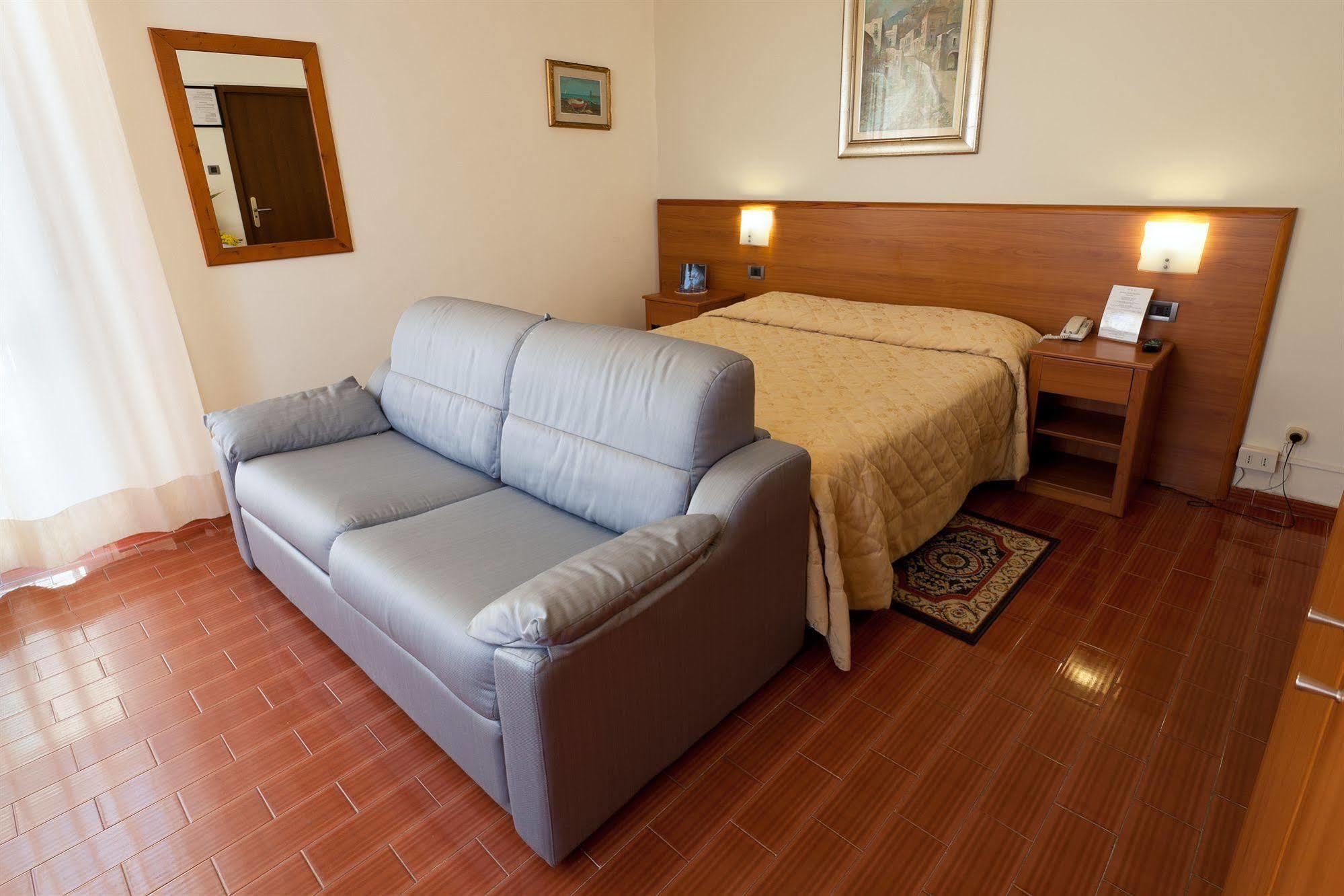 Parking Hotel Giardino Livorno Esterno foto