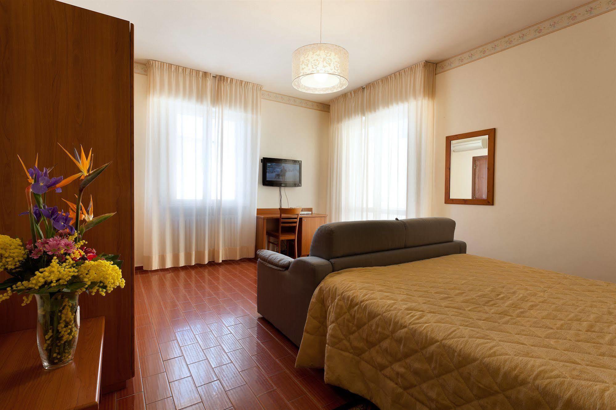 Parking Hotel Giardino Livorno Esterno foto