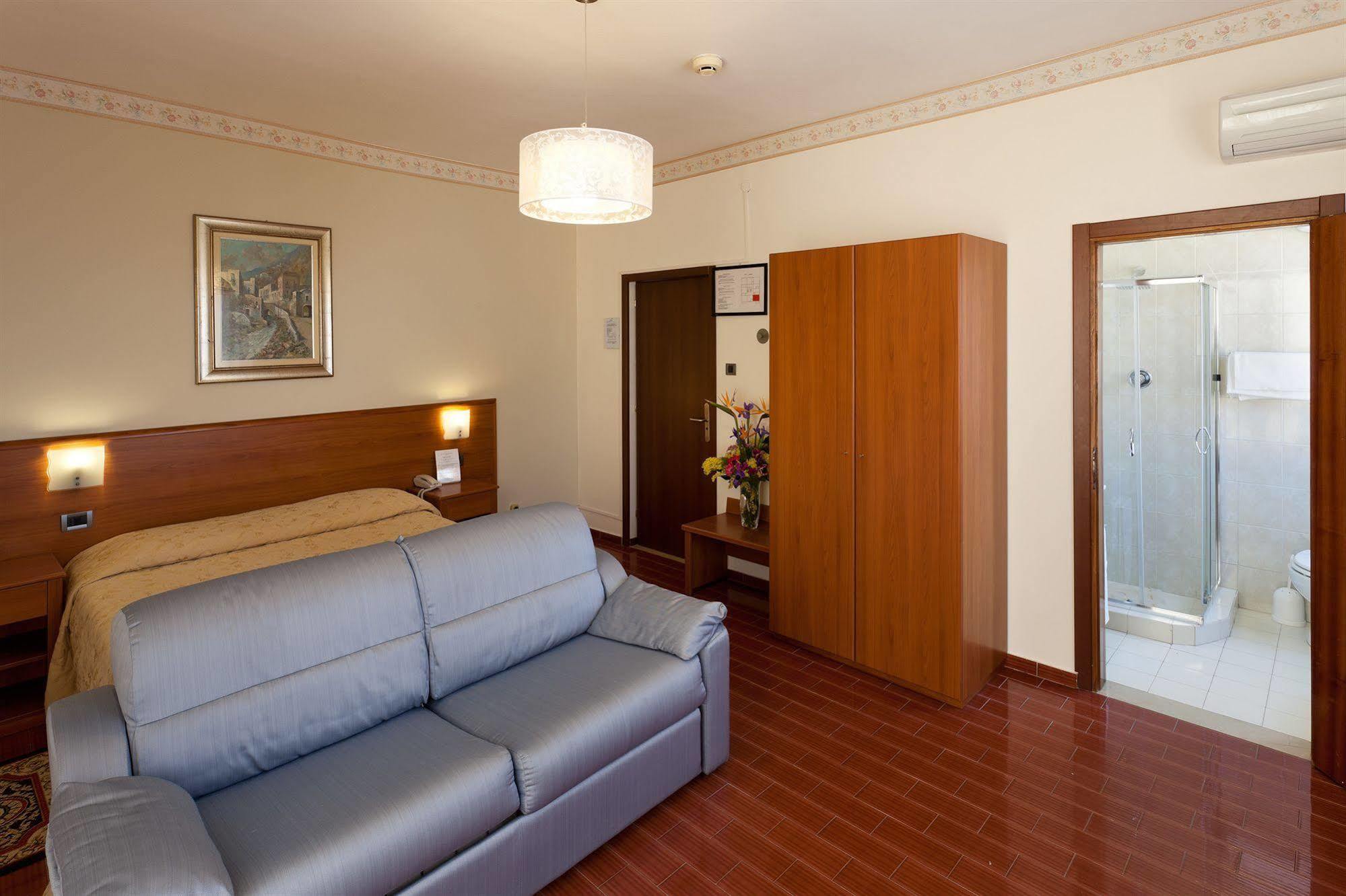 Parking Hotel Giardino Livorno Esterno foto