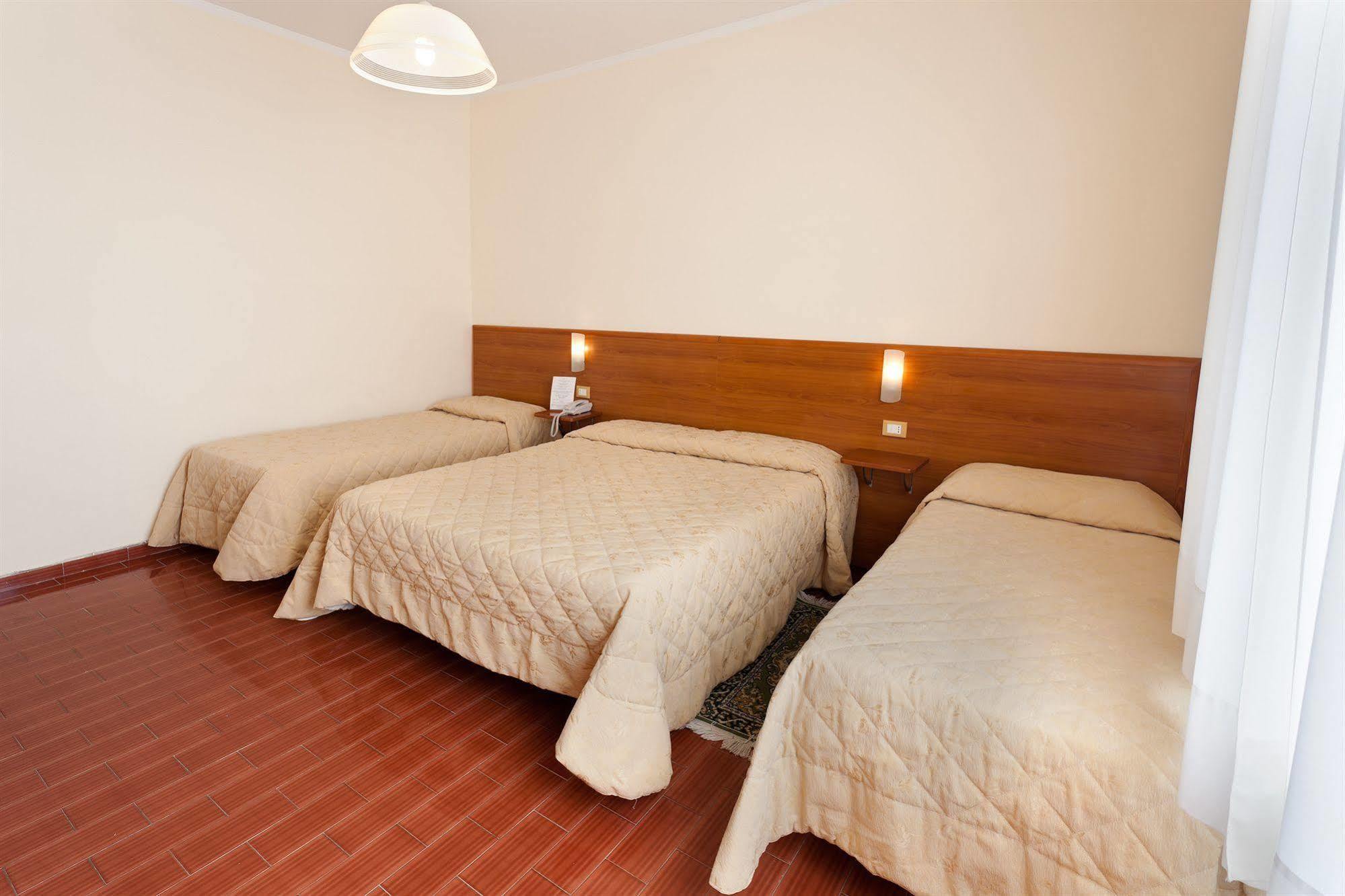 Parking Hotel Giardino Livorno Esterno foto